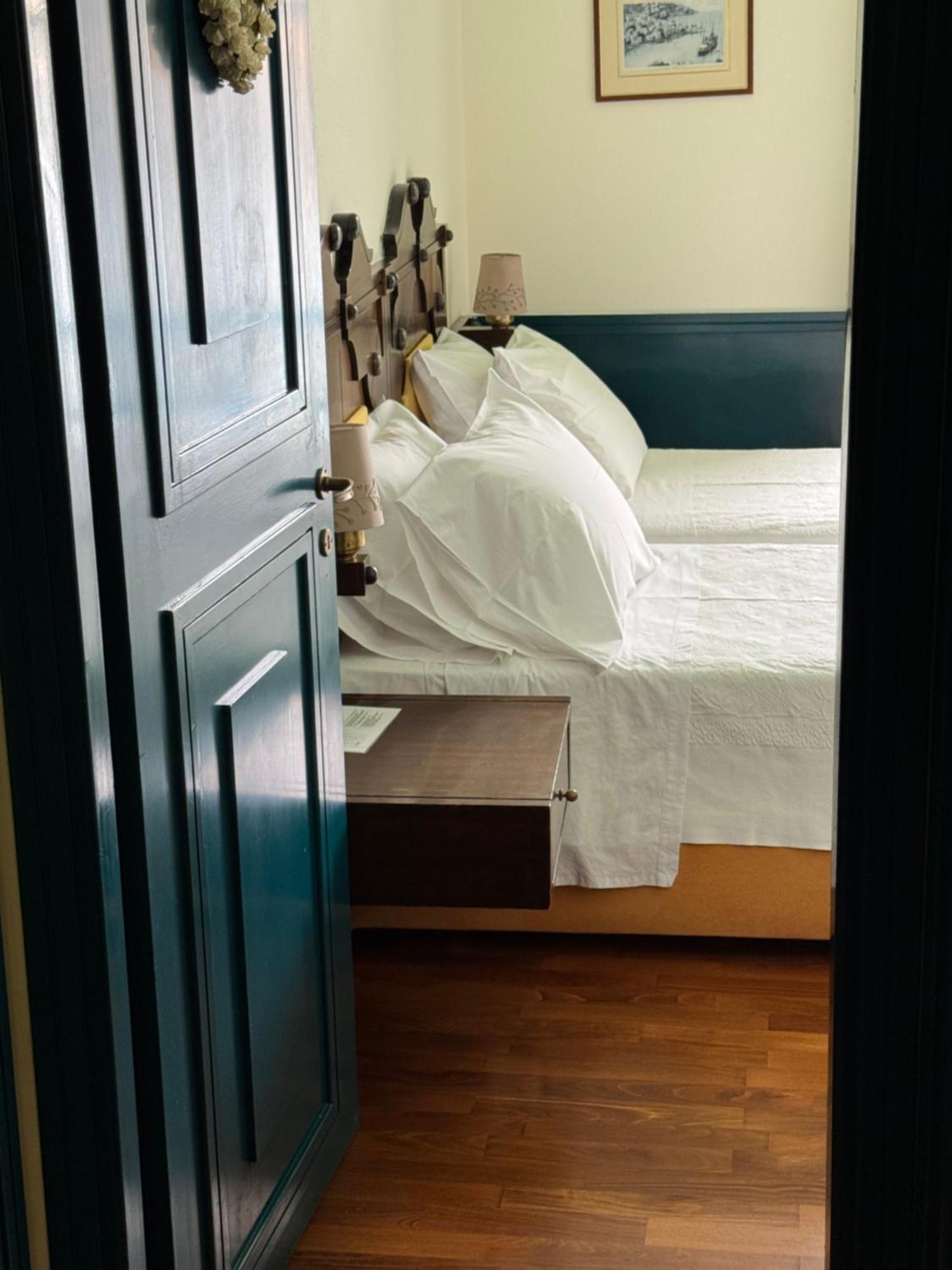 Hotel Aliki Đảo Sými Ngoại thất bức ảnh
